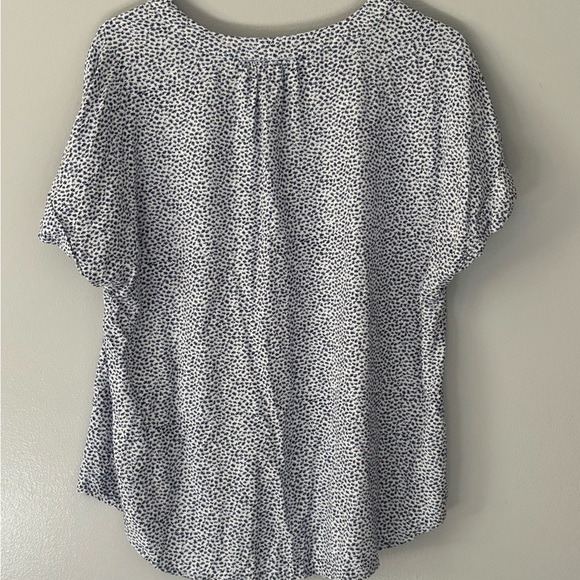 Gap Short Sleeve Blouse. Large Blue & White
V neck, lightweight, loose fitting. - Picture 2 of 5